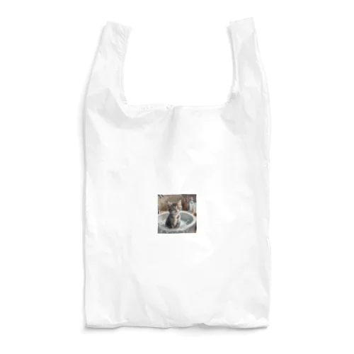 洗面器で遊んでいる子猫 Reusable Bag