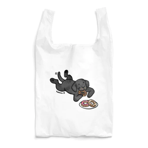 ドーナツをつまむブラックラブラドール Reusable Bag