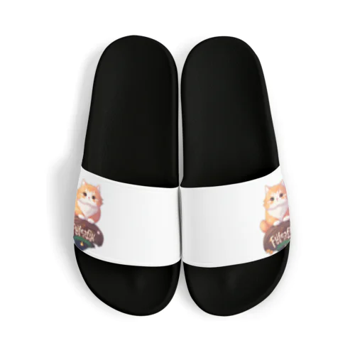 木にとまるふわふわの猫グッズ Sandals