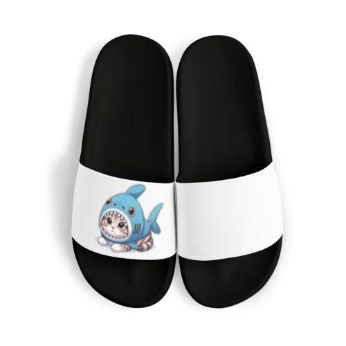 サメのフードを被った可愛らしい子猫 Sandals