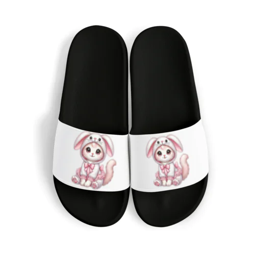 ふわふわバニーコスチュームのかわいい子猫 Sandals