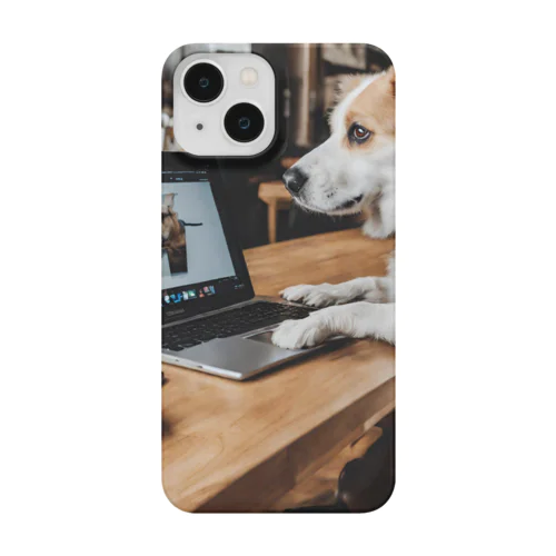 喫茶店でリモートワーク犬 Smartphone Case