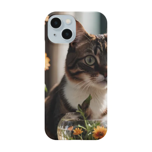 お花のむこうに何かを見つけた猫 Smartphone Case