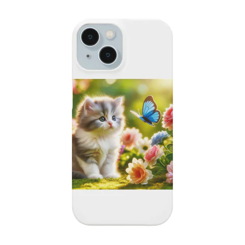 かわいい子猫と蝶々が仲良く遊んでいる様子✨ Smartphone Case