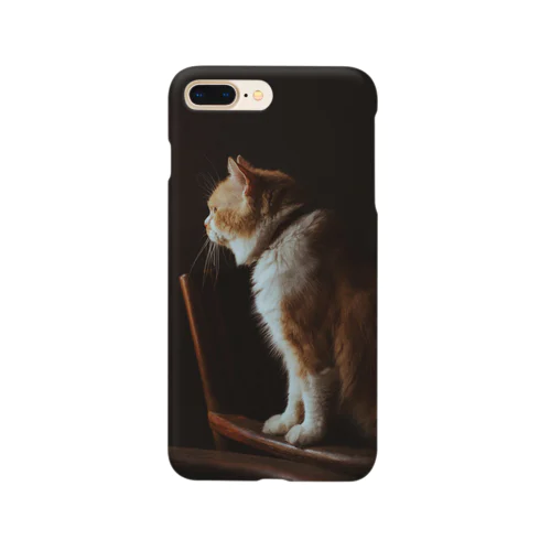 椅子の上でたたずむ猫のスマホケース Smartphone Case