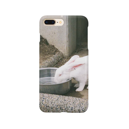 水を飲むうさぎ Smartphone Case