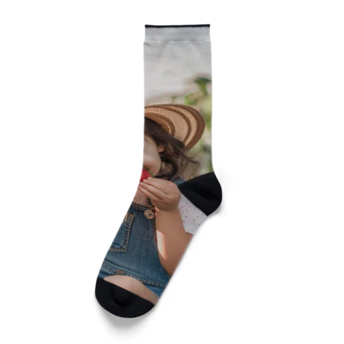 苺狩りで口にほうばんでいる女の子　ラフルール　1859 Socks