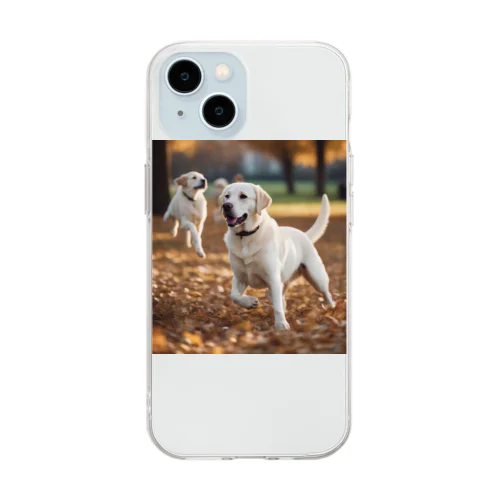 公園で他の犬と遊んでいるラブラドール・レトリーバー 白 犬 ワンちゃん 可愛い ペット 癒やし Soft Clear Smartphone Case