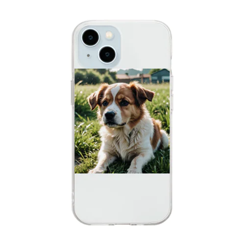 草むらで斜めを見つめる犬 dog looking for the anywhere Soft Clear Smartphone Case