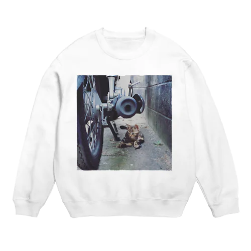 見つめる猫のいる風景 Crew Neck Sweatshirt