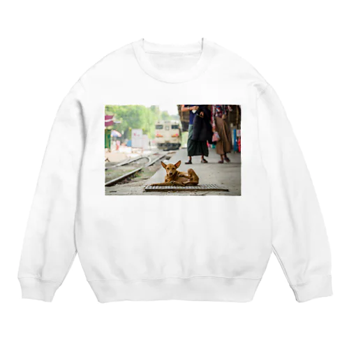 マンダレー駅に住む子犬とキハ40系 Crew Neck Sweatshirt