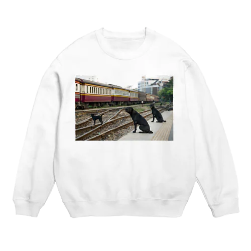 タイ・バンコクのフアランポーン駅に暮らす愉快な野良犬たち Crew Neck Sweatshirt