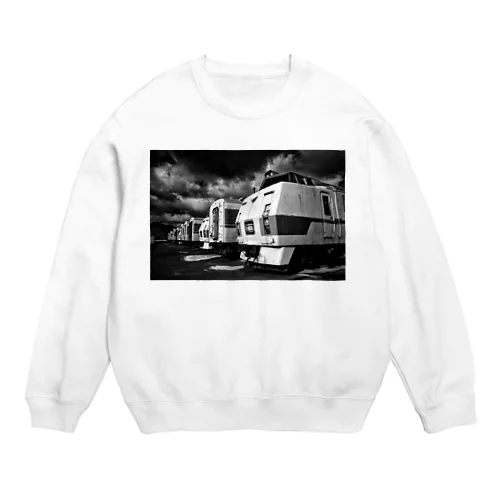 キハ183系「スラントノーズ」が北海道の港でタイへの出国を待つ Crew Neck Sweatshirt