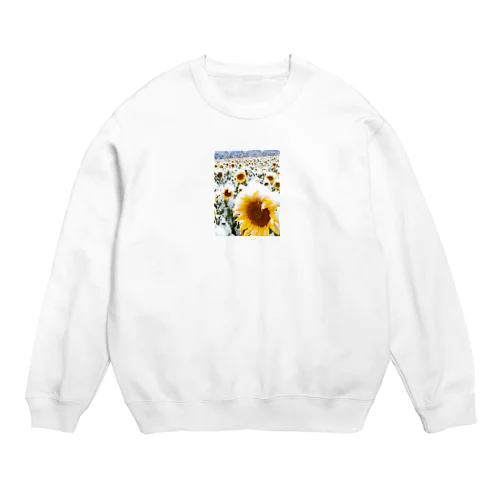 季節外れの雪の中のに咲く、季節外れのヒマワリ Crew Neck Sweatshirt