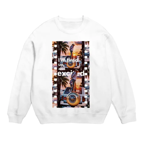 背面タイヤに立つ女性 Crew Neck Sweatshirt