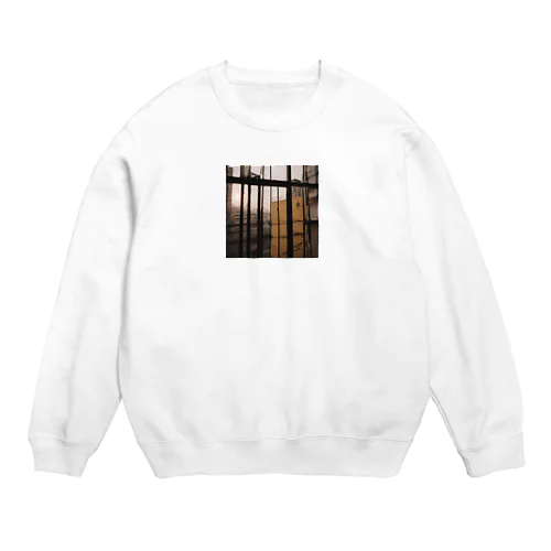 窓から覗く荒廃した建物が立ち並ぶ無人の通り Crew Neck Sweatshirt