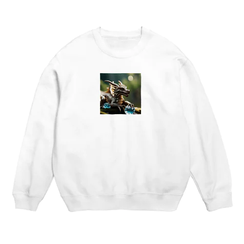 水晶を持って、泉のそばで休んでいる龍 Crew Neck Sweatshirt