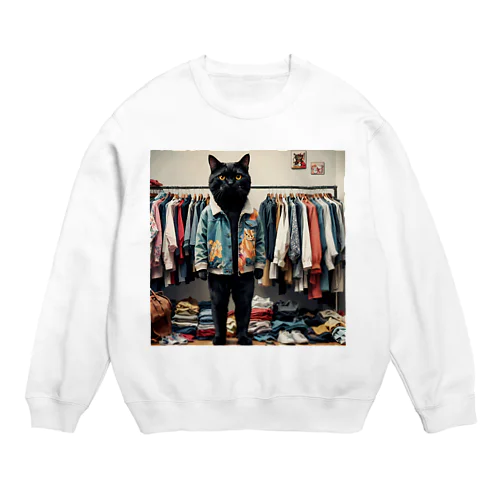 服を選んでいる猫 Crew Neck Sweatshirt