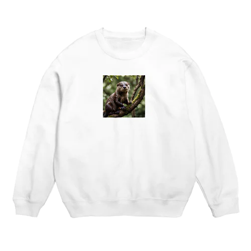 木の枝にしがみついているカワウソ Crew Neck Sweatshirt