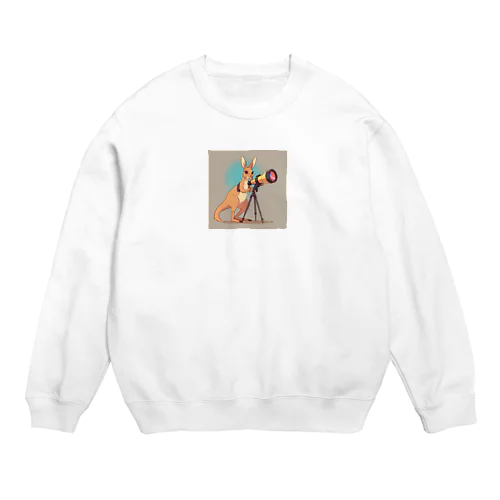 おもちゃの望遠鏡でかわいいカンガルーに会おう Crew Neck Sweatshirt