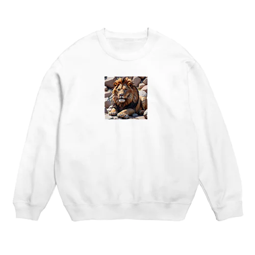 岩場に座るライオンの様子。 Crew Neck Sweatshirt