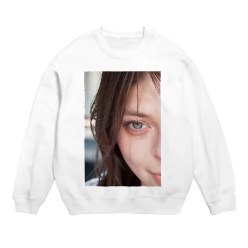 青い瞳の女性 Crew Neck Sweatshirt