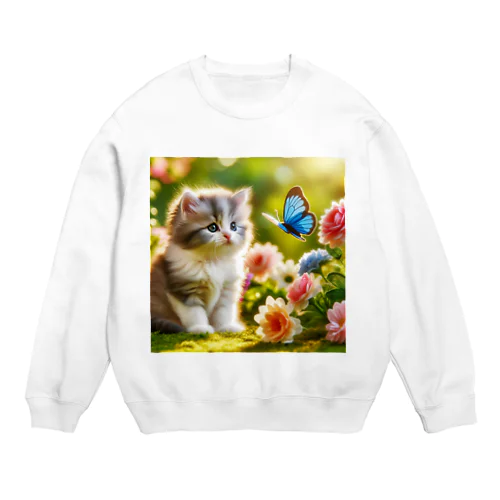 かわいい子猫と蝶々が仲良く遊んでいる様子✨ Crew Neck Sweatshirt