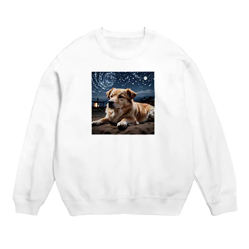 夜の静寂に包まれた写真には、一匹の夜行性の犬が佇んでいます。 Crew Neck Sweatshirt