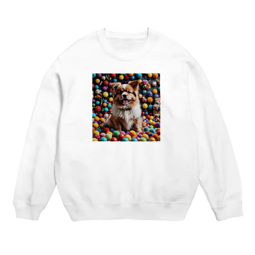 かわいいワンちゃんがたくさんのカラフルなボールの中で遊んでいる写真。 Crew Neck Sweatshirt