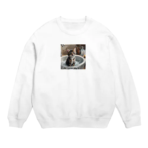 洗面器で遊んでいる子猫 Crew Neck Sweatshirt