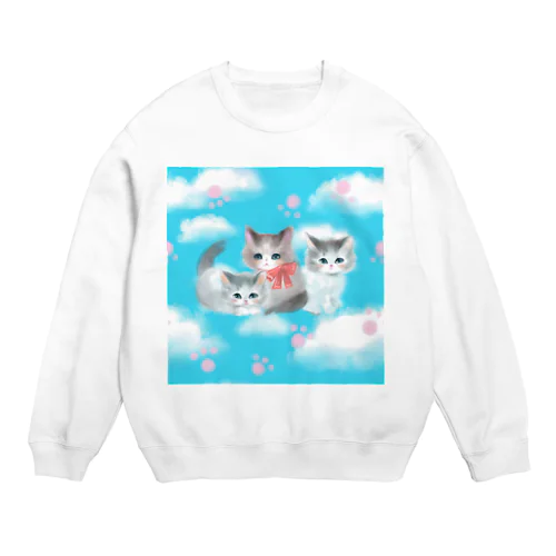 ふわふわな白い雲とお空で戯れるキュートな三匹子猫たち Crew Neck Sweatshirt