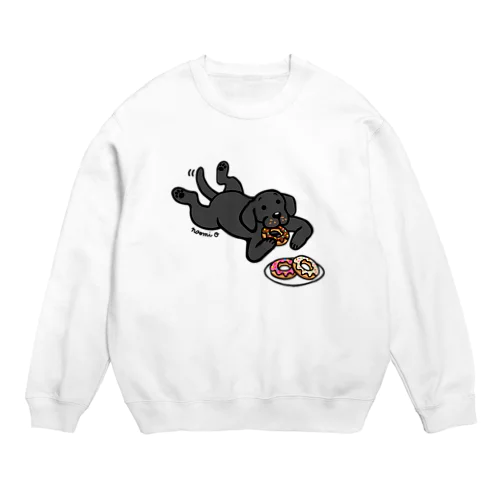 ドーナツをつまむブラックラブラドール Crew Neck Sweatshirt