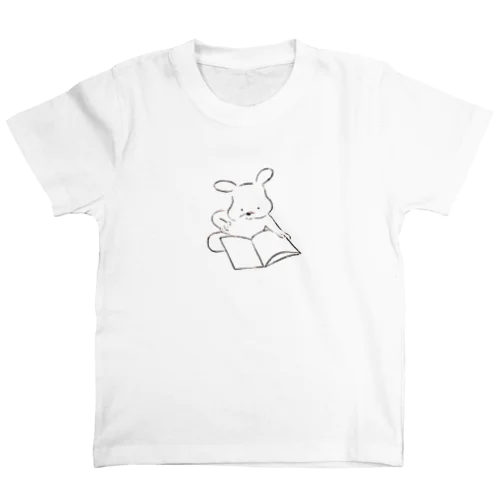 絵本を座って読む子グマ Regular Fit T-Shirt