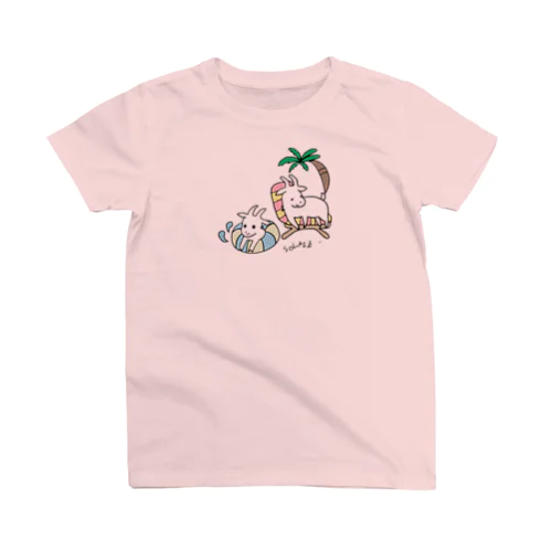 【プールサイドのライトとナギ　#ヤギ】バック：SOLAIZ（ピンク文字） Regular Fit T-Shirt
