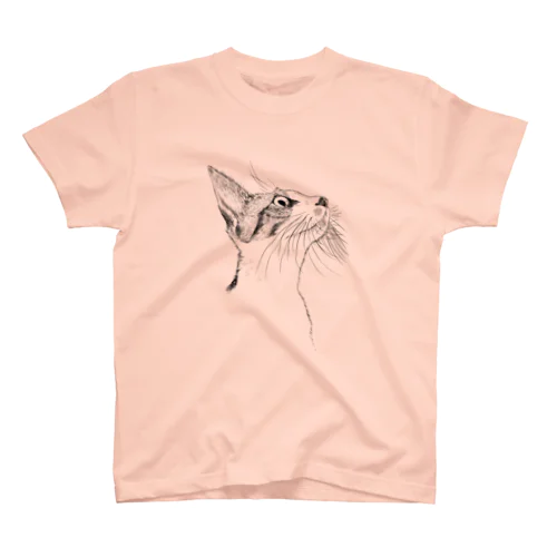 ほっそりキジトラ白猫ちゃん、上を見ている スタンダードTシャツ