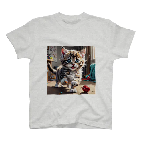 ビー玉でじゃれる子猫 Regular Fit T-Shirt