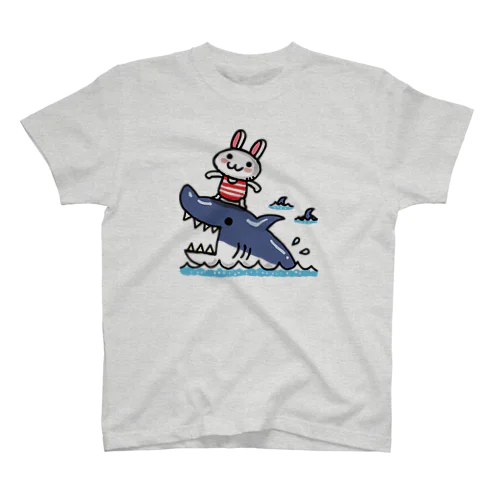 海を満喫するウサギ Regular Fit T-Shirt