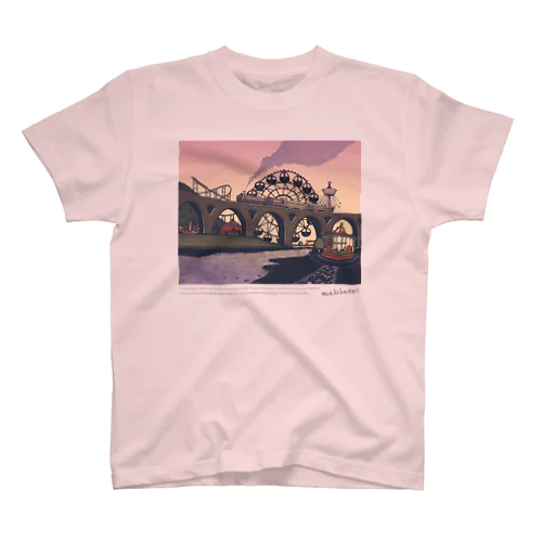 蒸気機関車と遊園地（ピンクパープル） スタンダードTシャツ