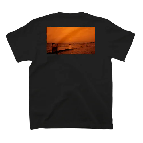 Beach on the back orange  スタンダードTシャツ