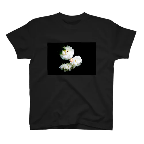 浮かび上がる白薔薇 Regular Fit T-Shirt