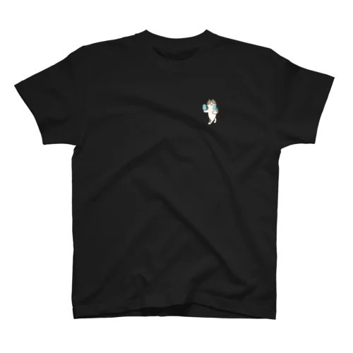 【小】ソーダアイスを意気揚々と運ぶねこ Regular Fit T-Shirt