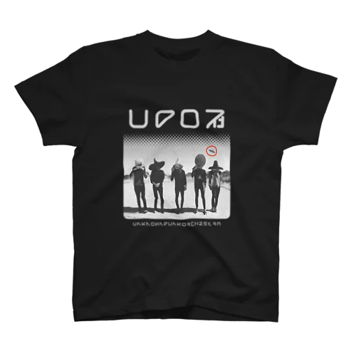 謎の5人、背後にUFO。 Regular Fit T-Shirt