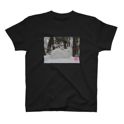 【雪の中のユキウサギ】 Regular Fit T-Shirt