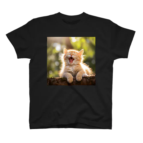 子猫のあくび　yawning kitty Regular Fit T-Shirt