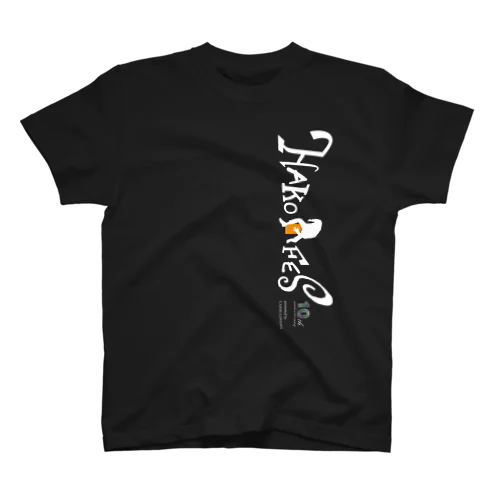 10周年！ハコＴ (前面のみ、白字) Regular Fit T-Shirt