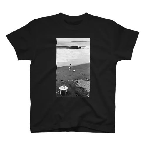 海で犬と散歩 Regular Fit T-Shirt