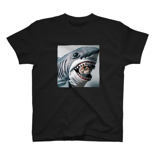 サメの着ぐるみを着た猫です。 スタンダードTシャツ