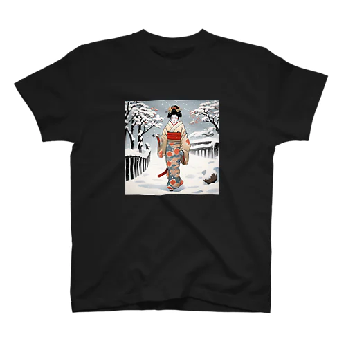 日本の風景、冬雪降る中を歩く舞妓さん　MAIKO walking in the snow Regular Fit T-Shirt