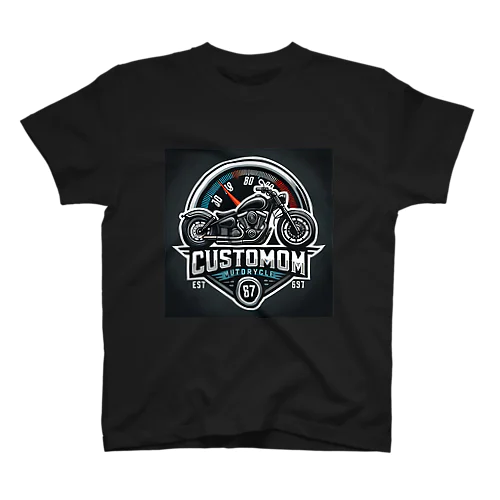 カスタムバイクとメーターの融合：パフォーマンスを象徴するワイルドロゴ スタンダードTシャツ