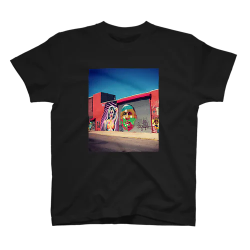 ブルックリン ストリートアート Regular Fit T-Shirt